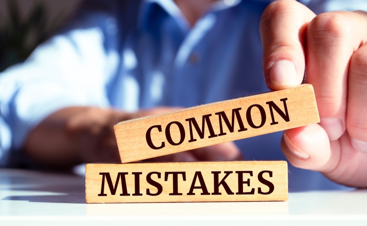 Wooden blocks that say common mistakes